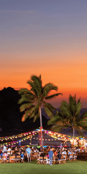 group of attendees having dinner during an incentive trip