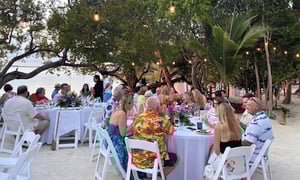 group of attendees having dinner during an incentive trip